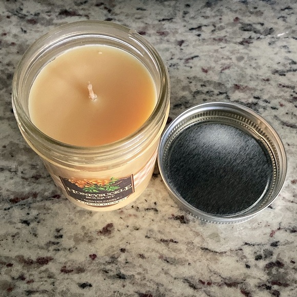 New Bath and Body Works Honeysuckle Bouquet Candle - Picture 2 of 4
